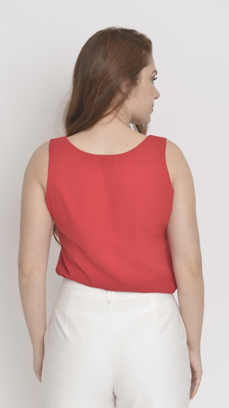 Imagem de Regata Feminina Vermelha em Crepe com Decote U - Versátil e Elegante
